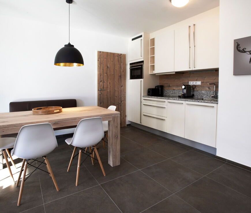 Ski &amp; Golf Suites Zell am See: Küche und Essbereich