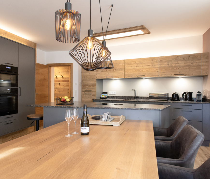 Avenida Style Appartements Kaprun: Moderne Küche und Esstisch