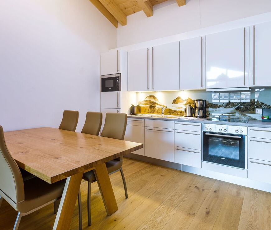 Bolodges Apartments Saalbach: Küche mit Esstisch