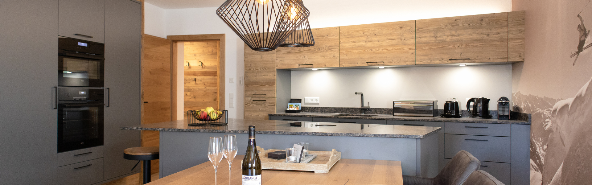 Avenida Style Appartements Kaprun: Modern kitchen and dining table