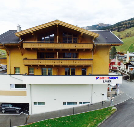 Au&szlig;enansicht der Bolodges Apartments Saalbach Sommer