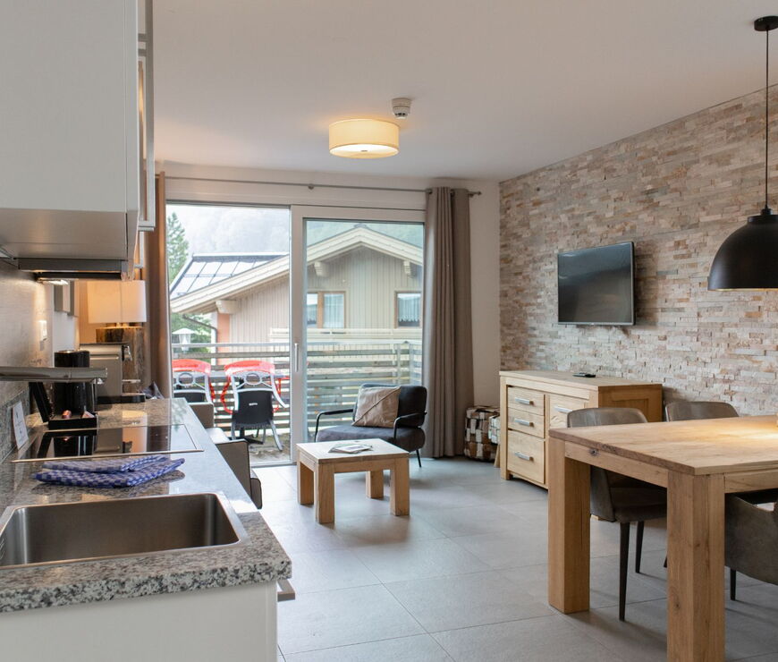 Ski &amp; Golf Suites Zell am See: Küche, Wohn- und Essbereich