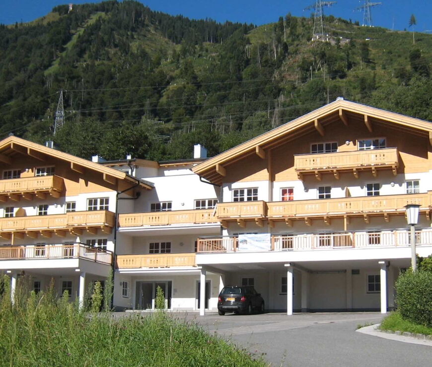 Alpine Resort Au&szlig;enansicht Sommer