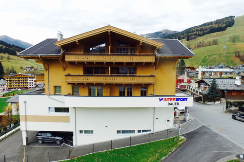 Au&szlig;enansicht der Bolodges Apartments Saalbach Sommer