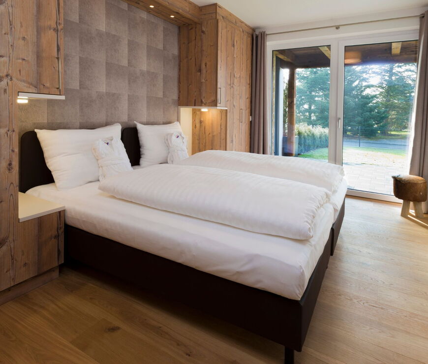 Ski &amp; Golf Suites Zell am See: Schlafzimmer mit Doppelbett und Terrasse