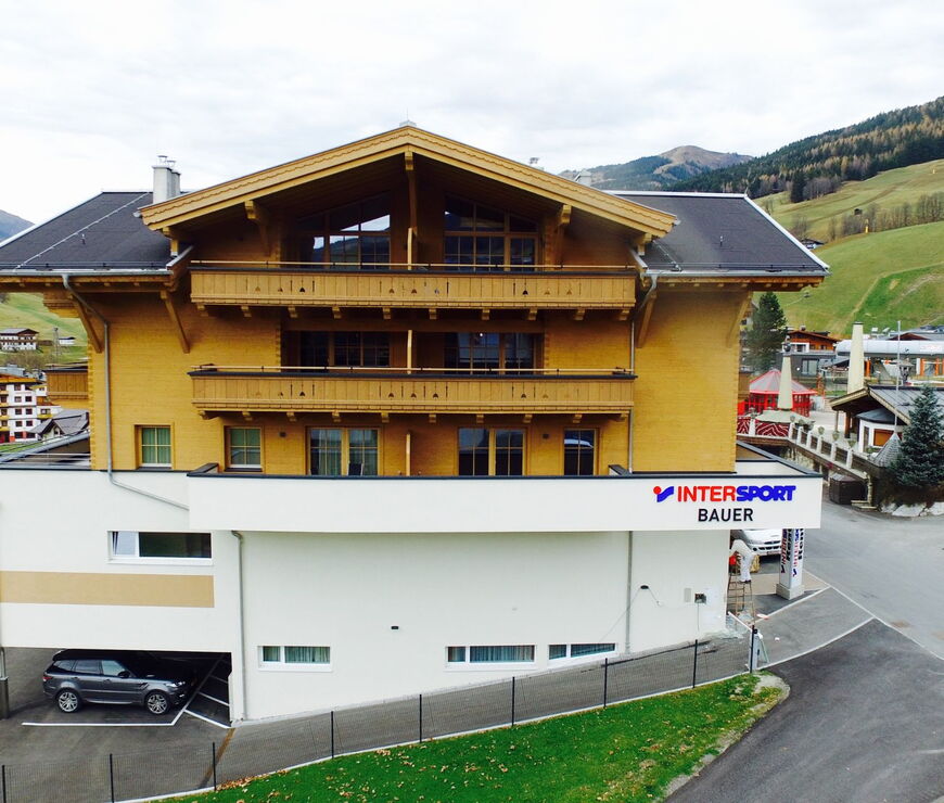 Außenansicht der Bolodges Apartments Saalbach Sommer