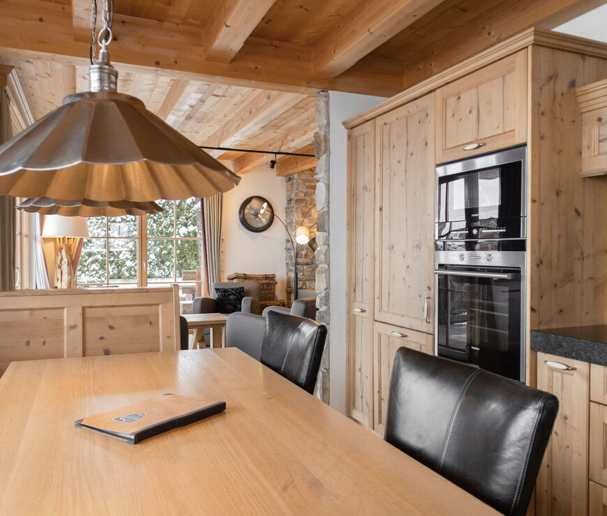 Panorama Chalet Kaprun: Kitchen and dining area